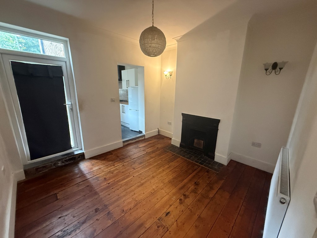 Lot: 158 - MID-TERRACE HOUSE FOR REFURBISHMENT - Dining room